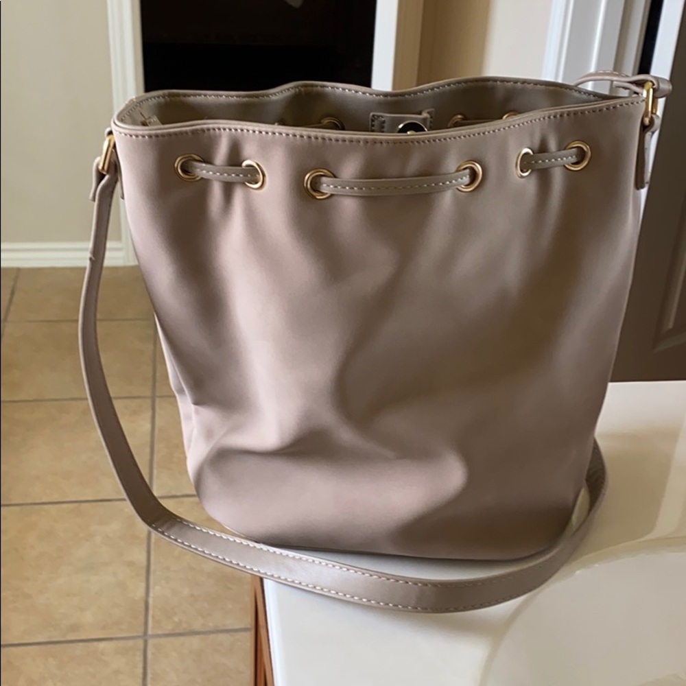 Nude small bucket bag